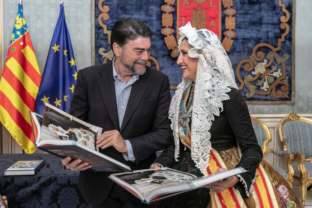 📚 «Festa de Fogueres 2025»: Новый том энциклопедии огненного праздника в Аликанте