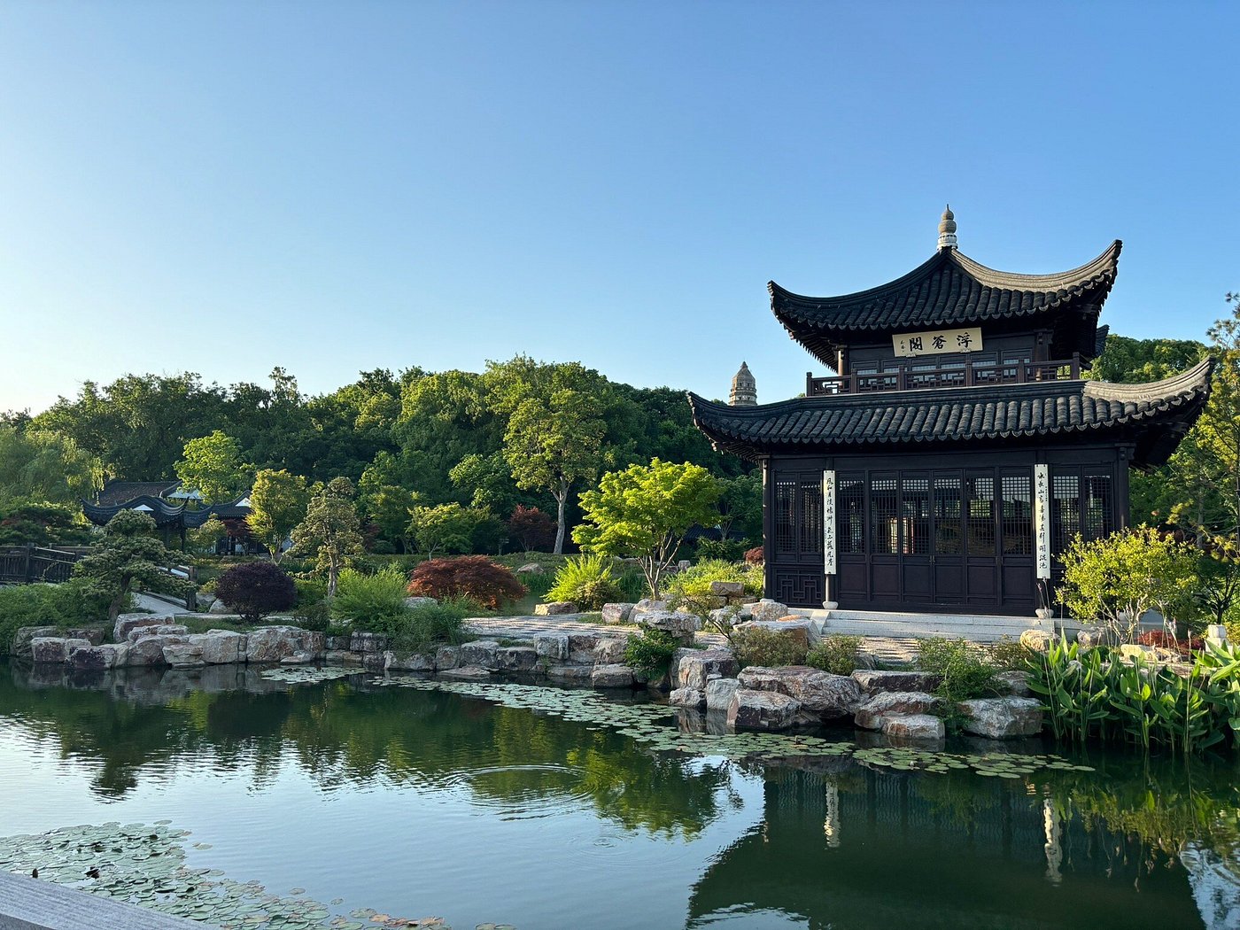 Tour to China: Beijing-Zhangjiajie-Dehang-Fenghuang-Shanghai