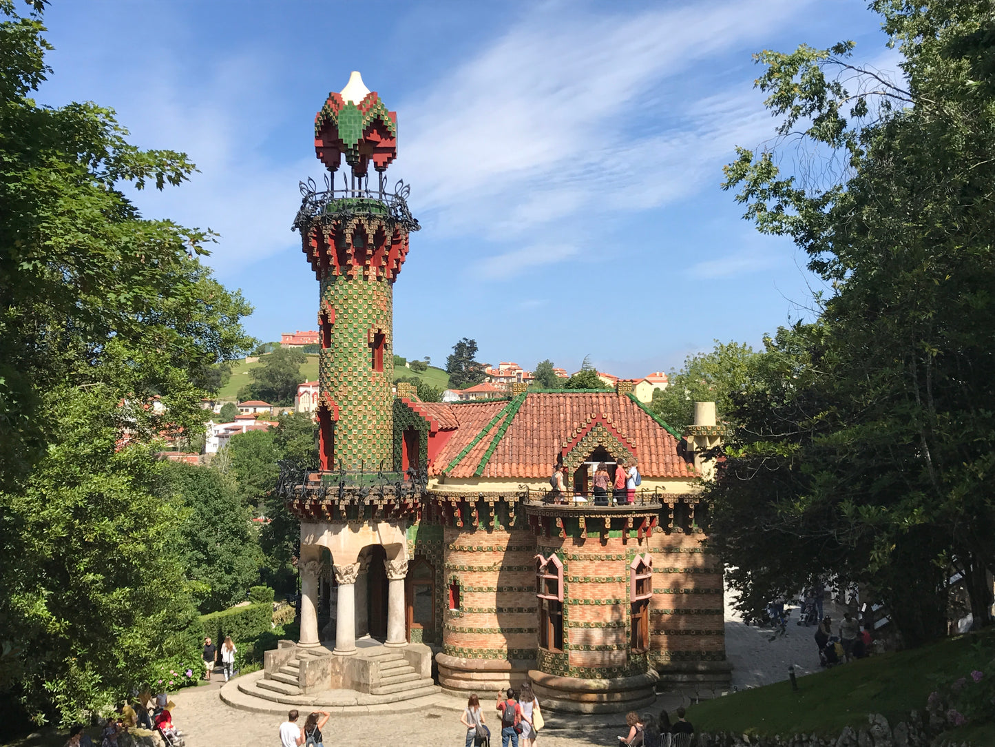 El Capricho — архитектурное произведение Гауди в стиле модерн в Комильяс, Кантабрия, Испания.