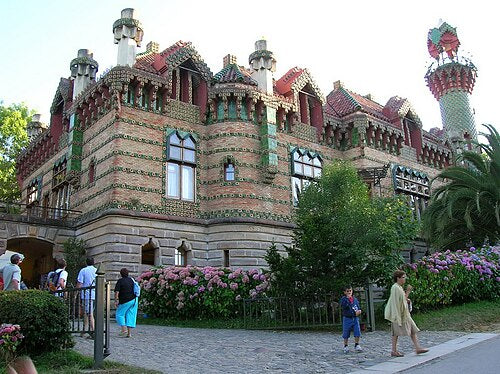 El Capricho Антонио Гауди в Комильясе — одно из самых ярких и необычных архитектурных творений северной Испании