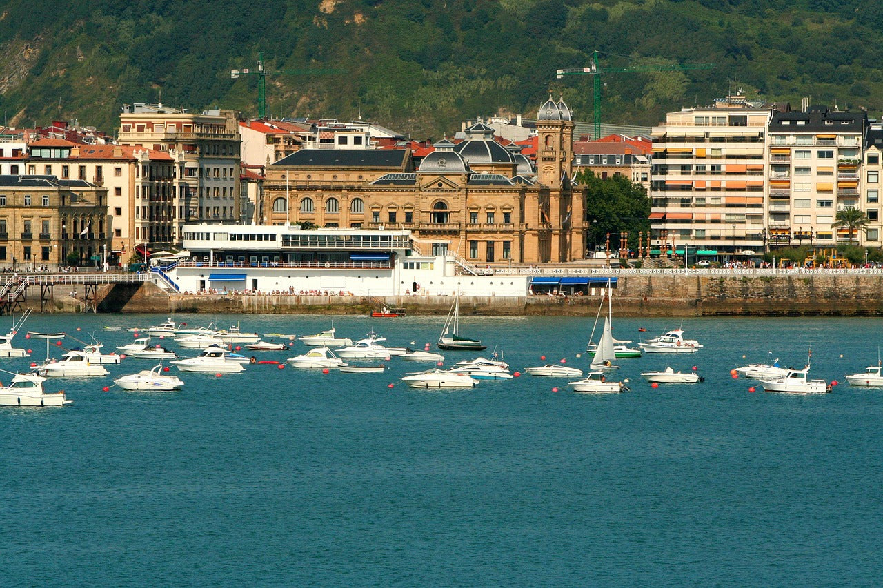 Панорамный вид на историческое здание Ayuntamiento de San Sebastián