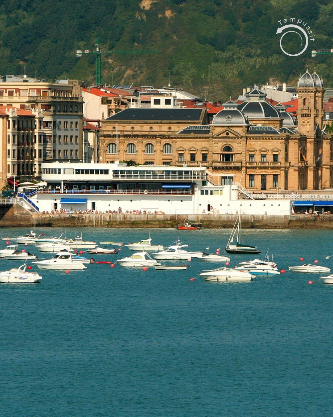 Панорамный вид на историческое здание Ayuntamiento de San Sebastián