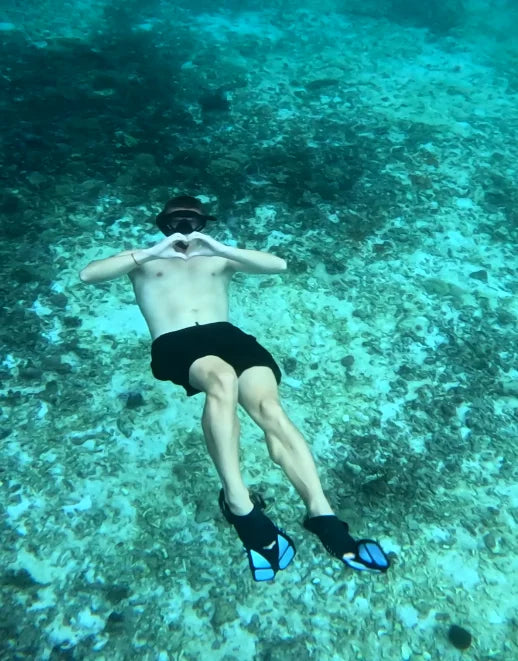 под водой над коралловым дном на Бали, Индонезия