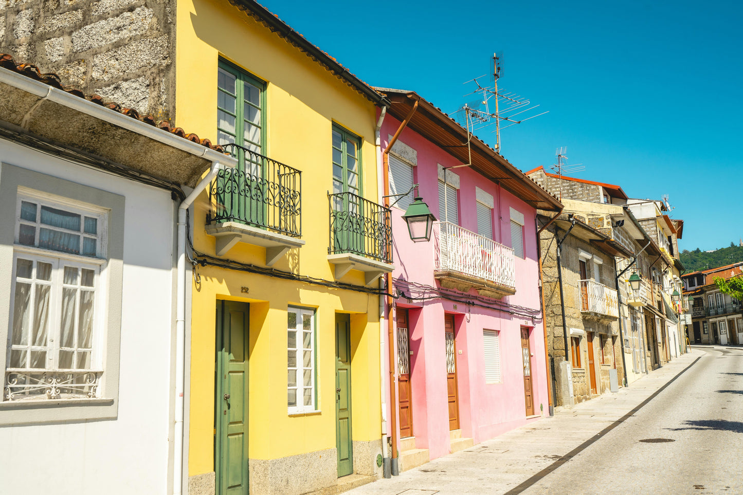 Красочные дома в Гимарайнше (Guimarães), регион Брага, на севере Португалии