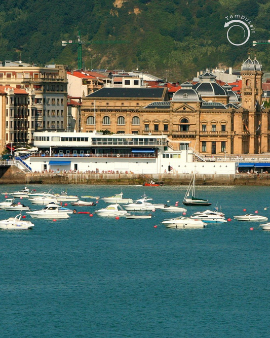 Панорамный вид на историческое здание Ayuntamiento de San Sebastián