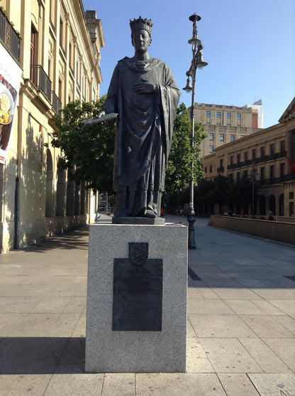 статуя короля Карла III Благородного на улице в Памплоне, Испания